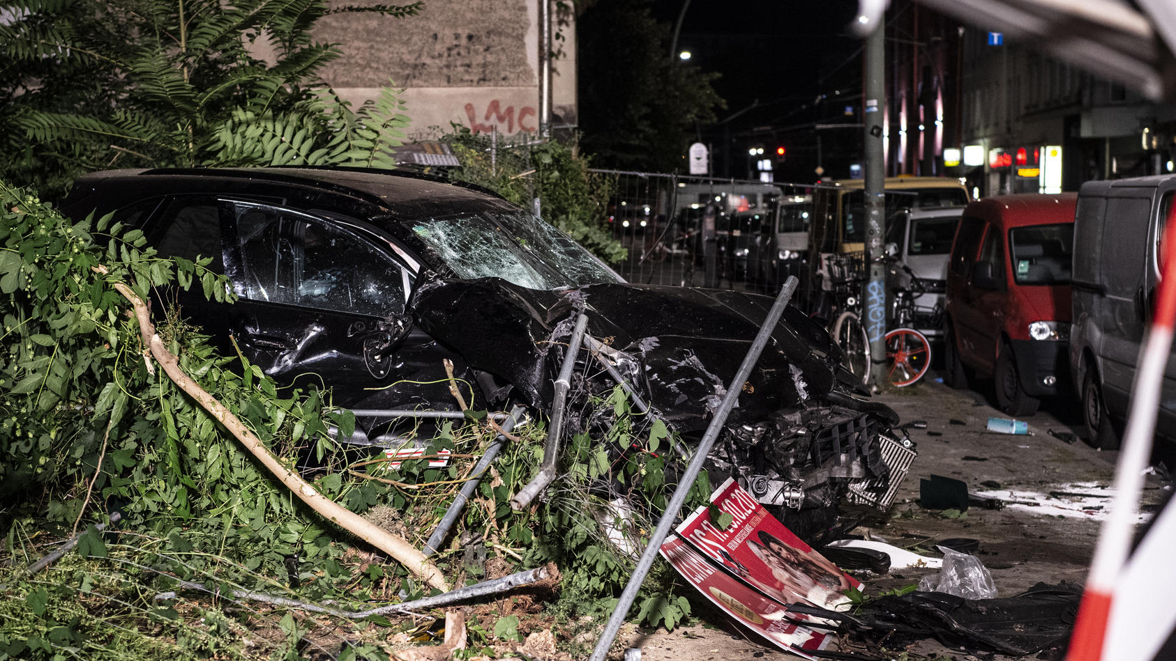 07.09.2019, Berlin: Ein zerstörter Pkw steht zwischen Trümmern auf einem Grundstück. Im Stadtteil Mitte waren bei einem schweren Verkehrsunfall vier Menschen getötet worden. Ein Geländewagen war über einen Gehweg und durch einen Bauzaun in ein Baugru