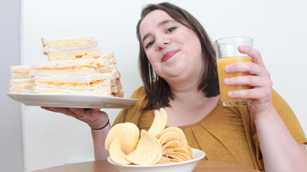 April Griffiths mit Orangensaft, Chips und Käse-Sandwich