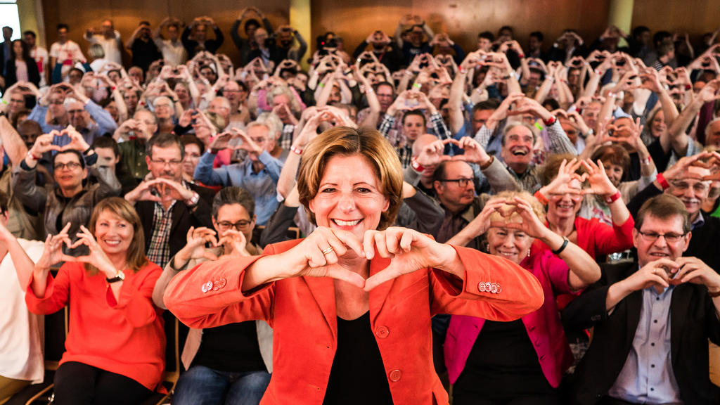 10.09.2019, Rheinland-Pfalz, Nieder-Olm: Malu Dreyer (SPD), Ministerpräsidentin von Rheinland-Pfalz und stellvertretende Vorsitzende der Sozialdemokratischen Partei Deutschlands, schickt mit der Regionalkonferenz ein symbolisches Herz für die an Brus