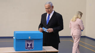 17.09.2019, Israel, Bnei Berak: Benjamin Netanjahu, Ministerpräsident von Israel, und seine Frau Sara Netanjahu geben in einem Wahllokal ihre Stimmen ab. Israel hat mit der Wahl eines neuen Parlaments begonnen. Rund 6,4 Millionen Wahlberechtigte sind aufgerufen, die 120 Mitglieder der 22. Knesset in Jerusalem zu bestimmen. Landesweit stehen mehr als 11 000 Wahllokale zur Verfügung. Die meisten davon sind von 6.00 Uhr bis 21.00 Uhr deutscher Zeit geöffnet. Foto: Alex kolomoisky/XinHua JINIPIX/dpa +++ dpa-Bildfunk +++