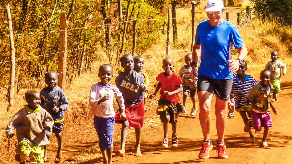 Herbert Steffny mit begeisterten Nachwuchsläufern in Kenia