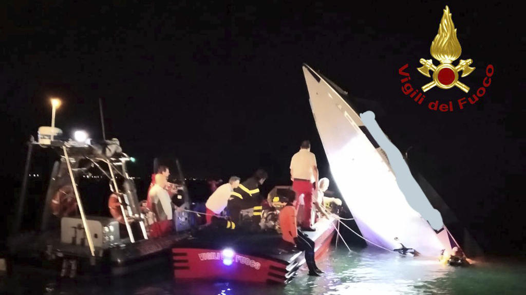 HANDOUT - 18.09.2019, Italien, Venedig: Dieses von der italienischen Feuerwehrleuten zur Verfügung gestellte Foto zeigt Feuerwehrleute die das Wrack eines Rennbootes aus der Lagune von Venedig ziehen. Ein Rekordversuch mit einem Rennboot hat für drei