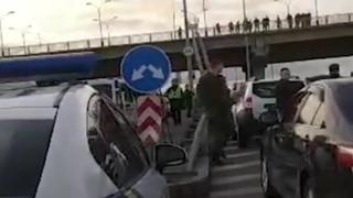 Mann in Kiew droht sich und Brücke in die Luft zu sprengen