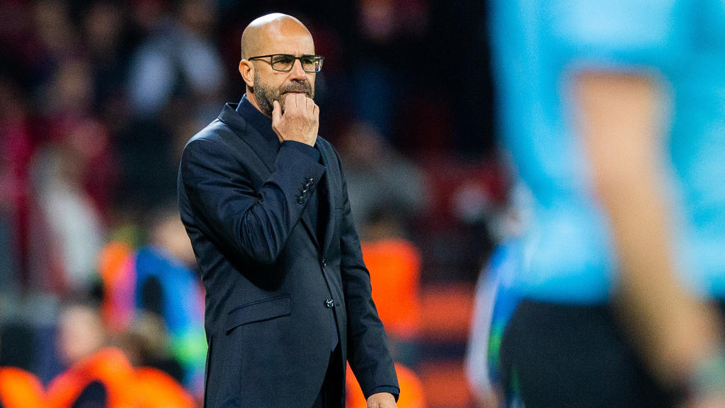 18.09.2019, Nordrhein-Westfalen, Leverkusen: Fußball: Champions League, Bayer Leverkusen - Lokomotive Moskau, Gruppenphase, Gruppe D, 1. Spieltag in der BayArena. Leverkusens Trainer Peter Bosz fasst sich an den Kopf. Foto: Rolf Vennenbernd/dpa +++ d