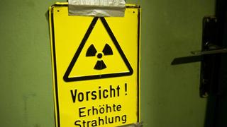 Warnschild für Radioaktivität klebt an Tür