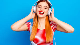 Frau hört Musik mit Kopfhörern