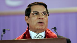 ARCHIV - 11.10.2009, Tunesien, Rades: Der tunesische Präsident Zine El Abidine Ben Ali hält eine Rede zu Beginn seines Präsidentschaftswahlkampfes. Ben Ali ist im saudischen Exil gestorben. Sein Anwalt bestätigte am Donnerstag entsprechende tunesische Medienberichte. Ben Ali war der erste Herrscher, der im Zuge der arabischen Aufstände 2011 gestürzt wurde. Foto: Str/epa/dpa +++ dpa-Bildfunk +++