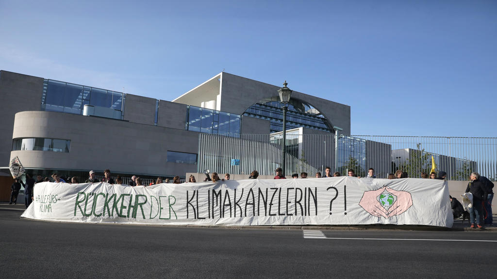 20.09.2019, Berlin: Demonstranten halten ein Banner "Rückkehr der Klimakanzlerin?!" beim Treffen des Koalitionsausschuss im Kanzleramt. Foto: Christoph Soeder/dpa +++ dpa-Bildfunk +++