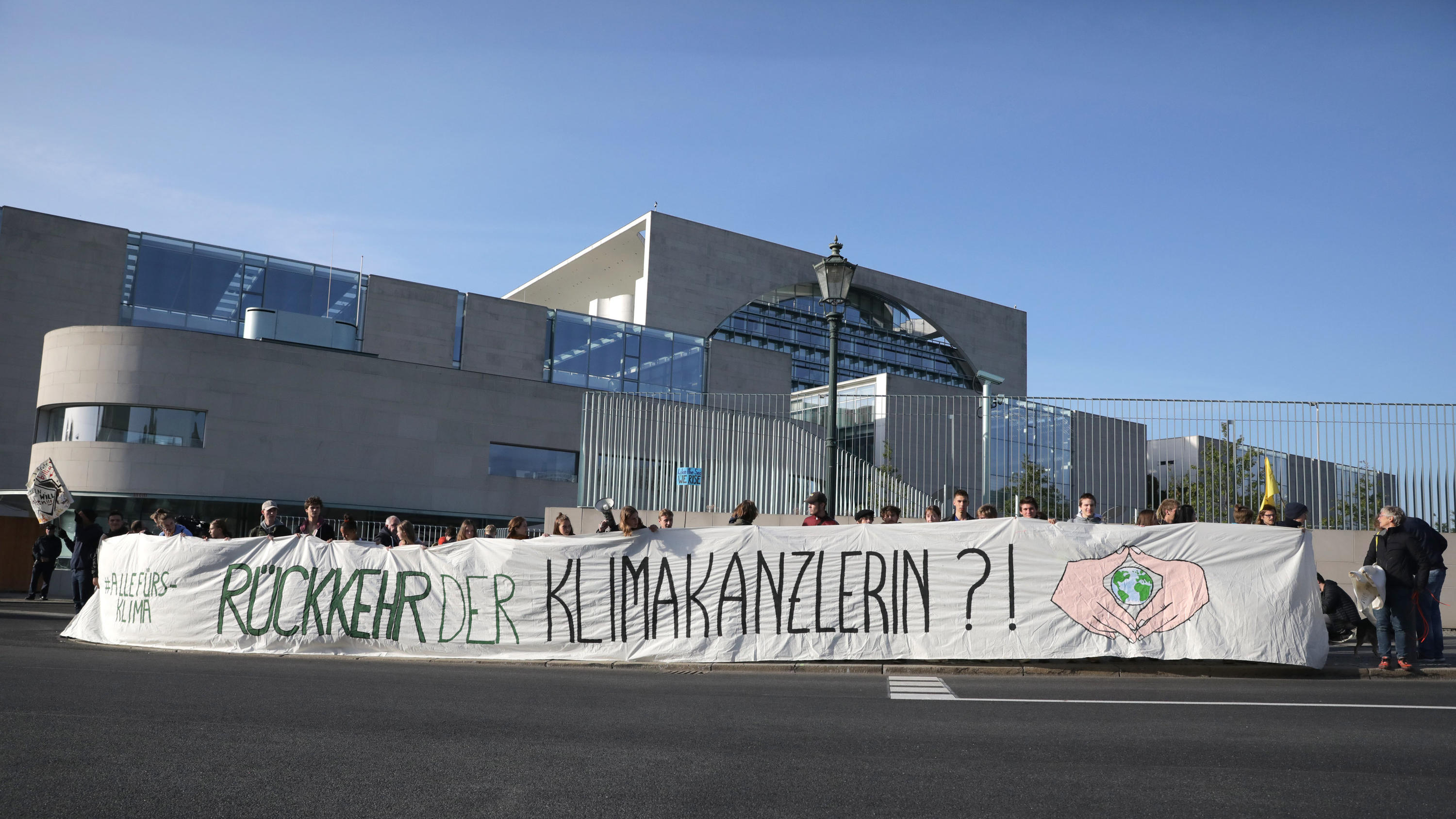 20.09.2019, Berlin: Demonstranten halten ein Banner "Rückkehr der Klimakanzlerin?!" beim Treffen des Koalitionsausschuss im Kanzleramt. Foto: Christoph Soeder/dpa +++ dpa-Bildfunk +++