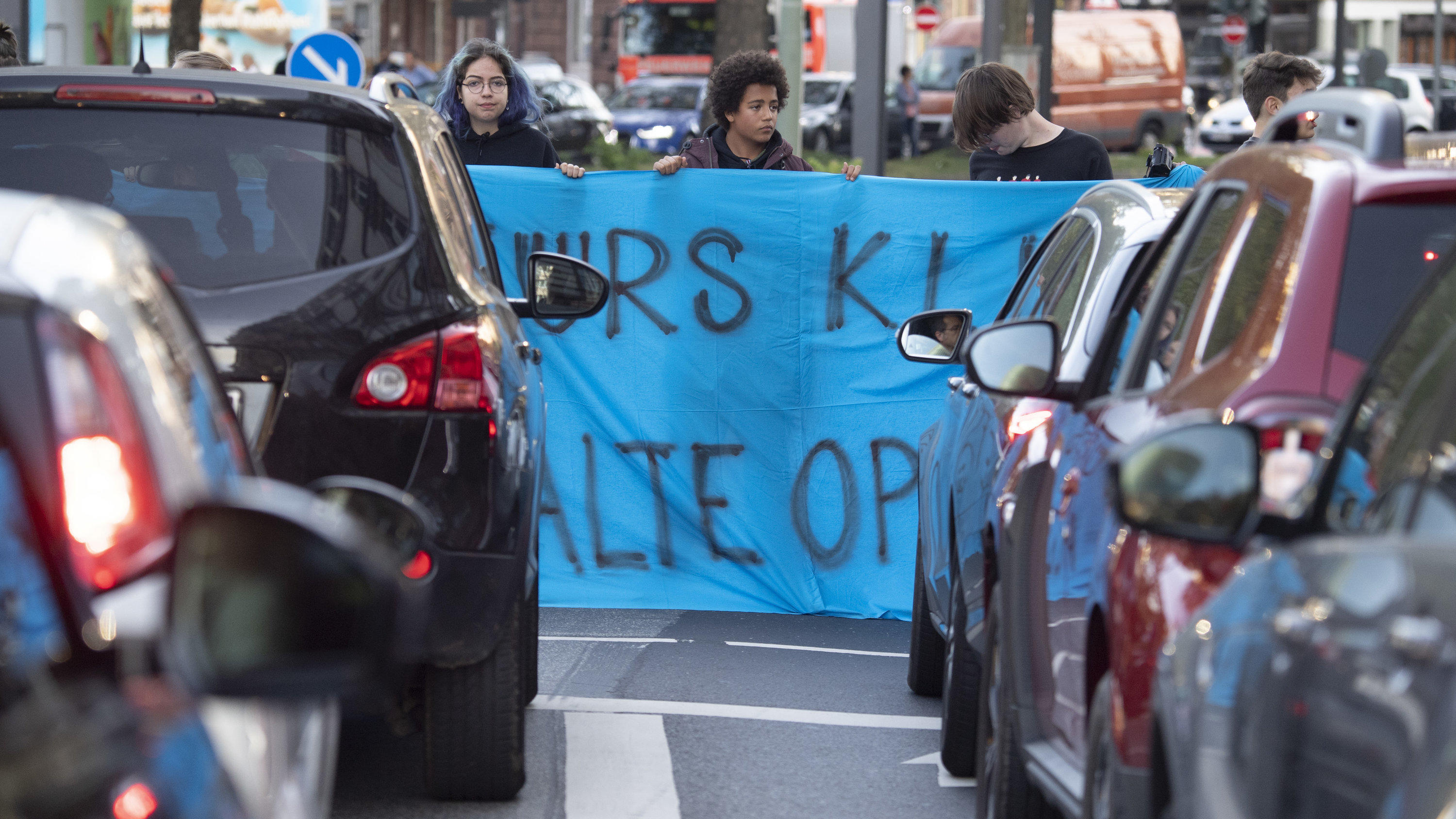 Demonstranten verschiedener Aktionsbündnisse blockieren den Verkehr auf dem Baseler Platz. Die Demonstranten folgen dem Aufruf der Bewegung Fridays for Future und wollen für mehr Klimaschutz kämpfen. Sie wollen dam