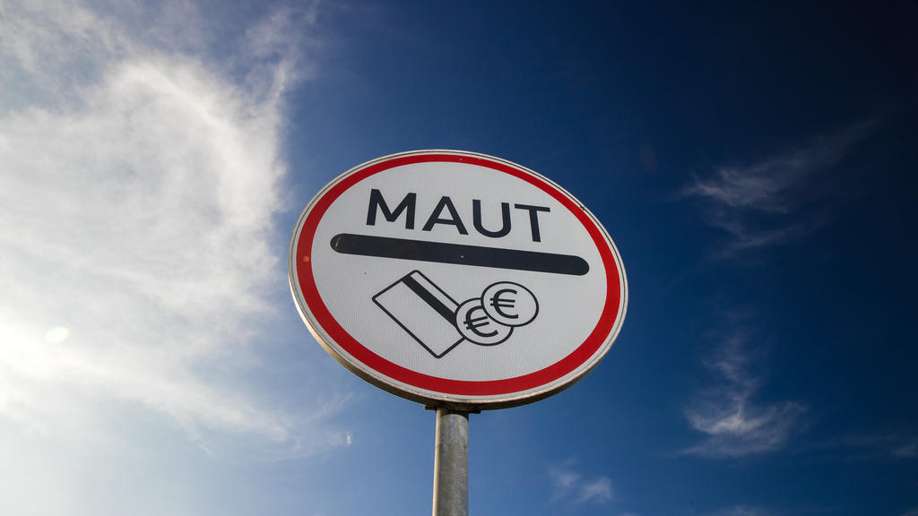ARCHIV - 25.02.2019, Mecklenburg-Vorpommern, Rostock: Ein Verkehrsschild weist die Autofahrer der Stadtautobahn auf die Mautpflicht für die Passage des Warnowtunnels hin. (Zu dpa "FDP-Gutachten: Maut-Vertragsklauseln nachteilig für den Bund") Foto: