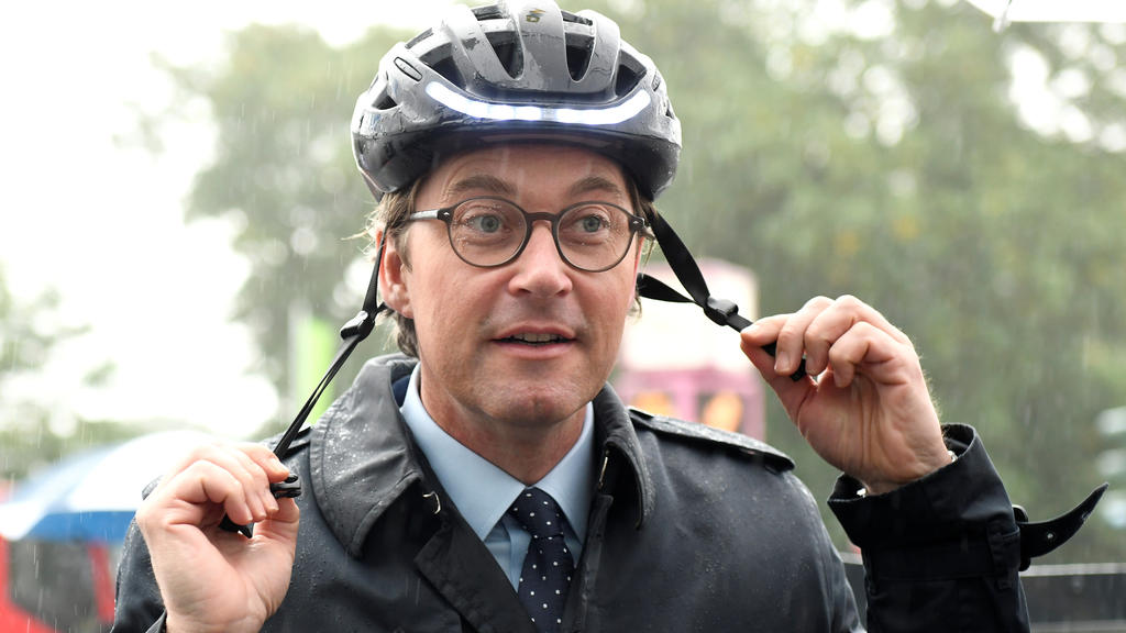 German Transport Minister Andreas Scheuer puts on a helmet as he visits a test track for autonomous driving in downtown Hamburg, Germany September 17, 2019. REUTERS/Fabian Bimmer