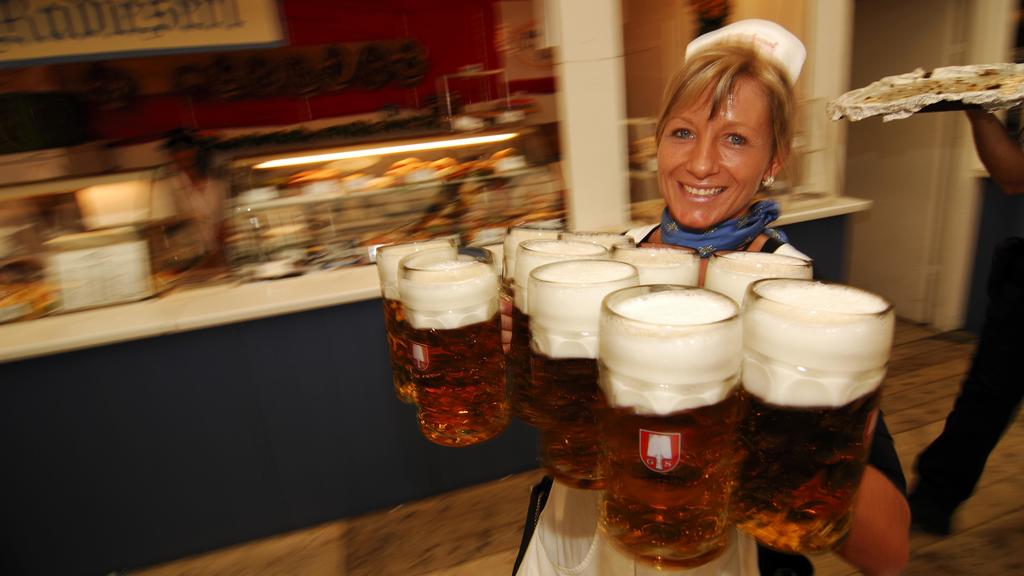 Festzelt-Bedienung beim Oktoberfest