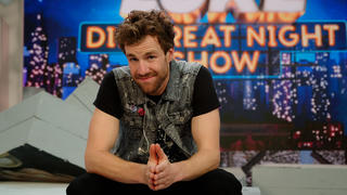 11.09.2019, Nordrhein-Westfalen, Köln: Der Komiker Luke Mockridge sitzt nach der ersten Folge von «LUKE! Die Greatnightshow» im Studio. Foto: Henning Kaiser/dpa +++ dpa-Bildfunk +++
