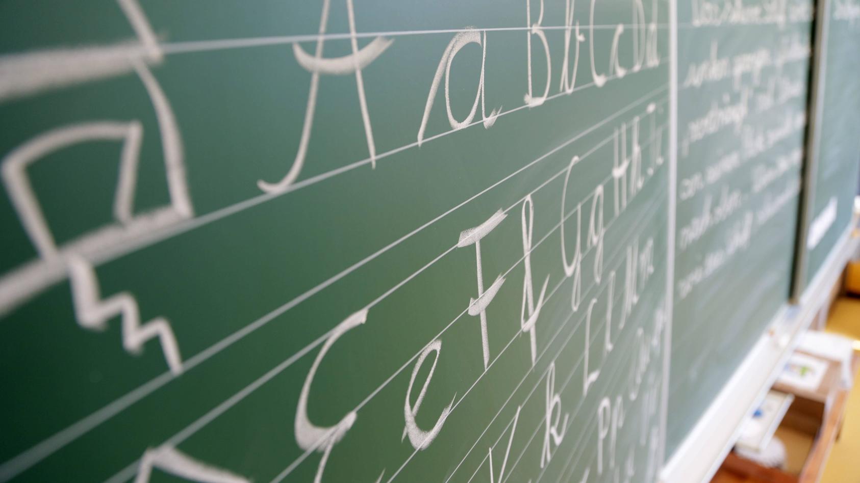 Eine Tafel in einer Grundschule in Köln. (24.05.2013)