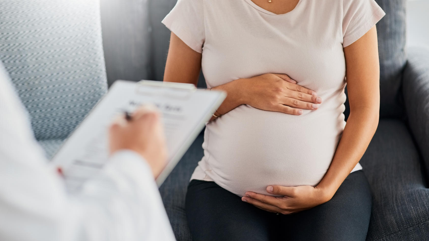 Bluttest oder nicht? Nur für Risikoschwangere und bestimmte Einzelfälle werden die Down-Syndrom-Tests demnächst als Kassenleistung übernommen.