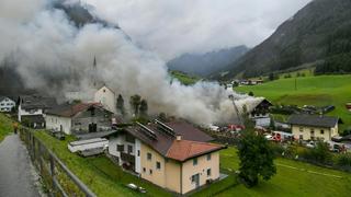 23.09.2019, Österreich, St. Jodok: Eine Rauchwolke steigt über einem Gebäude auf. Bei einer Explosion in einem Gebäude in Tirol sind nach ersten Erkenntnissen neun Menschen verletzt worden. Die «Tiroler Tageszeitung» berichtete, dass eine angebohrte Gasleitung die Explosion ausgelöst haben könnte. Foto: Zeitungsfoto.At/APA/dpa +++ dpa-Bildfunk +++