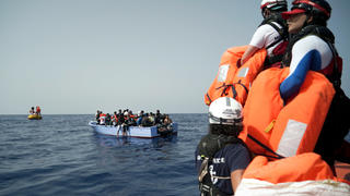 ARCHIV - 17.09.2019, Libyen, ---: Seenotretter der SOS Mediterranee halten Rettungswesten für die in Seenot geratenen Migranten bereit. Bundesinnenminister Seehofer berät am Montag mit seinen Kollegen aus Frankreich, Italien und Malta über eine Übergangslösung für aus Seenot gerettete Migranten. (zu dpa «EU-Innenminister beraten über Seenotrettung im Mittelmeer») Foto: Renata Brito/AP/dpa +++ dpa-Bildfunk +++
