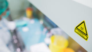 Ein Warnhinweis "Zytostatika" ist am 08.01.2018 bei der Herstellung von Krebsmedikamenten (Zytostatika) in einem Labor einer Apotheke in Deutschland zu sehen. Foto: Rolf Vennenbernd/dpa | Verwendung weltweit