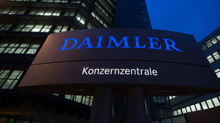 ARCHIV - 05.02.2015, Baden-Württemberg, Stuttgart: Die Daimler-Konzernzentrale, aufgenommen in der Morgendämmerung. (zu dpa: «Daimler-Vorstand ruft Führungskräfte zu strengem Sparkurs auf») Foto: Marijan Murat/dpa +++ dpa-Bildfunk +++