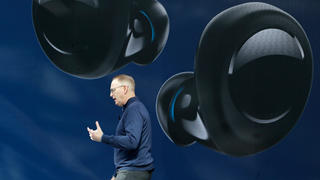 25.09.2019, USA, Seattle: Amazons Geräte-Chef Dave Limp stellt während einer Veranstaltung in Seattle ein Paar Echo Buds, die neuen drahtlosen Ohrhörer des Technologieunternehmens, vor. Foto: Ted S. Warren/AP/dpa +++ dpa-Bildfunk +++