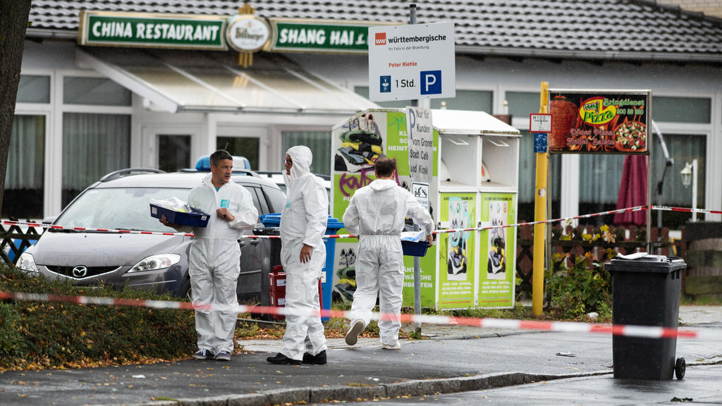 26.09.2019, Niedersachsen, Göttingen: Ermittler der Polizei stehen am abgesperrten Tatort. Eine etwa 45 Jahre alte Frau ist am Donnerstag in Göttingen auf einer Straße von einem Mann getötet worden. Foto: Swen Pförtner/dpa +++ dpa-Bildfunk +++