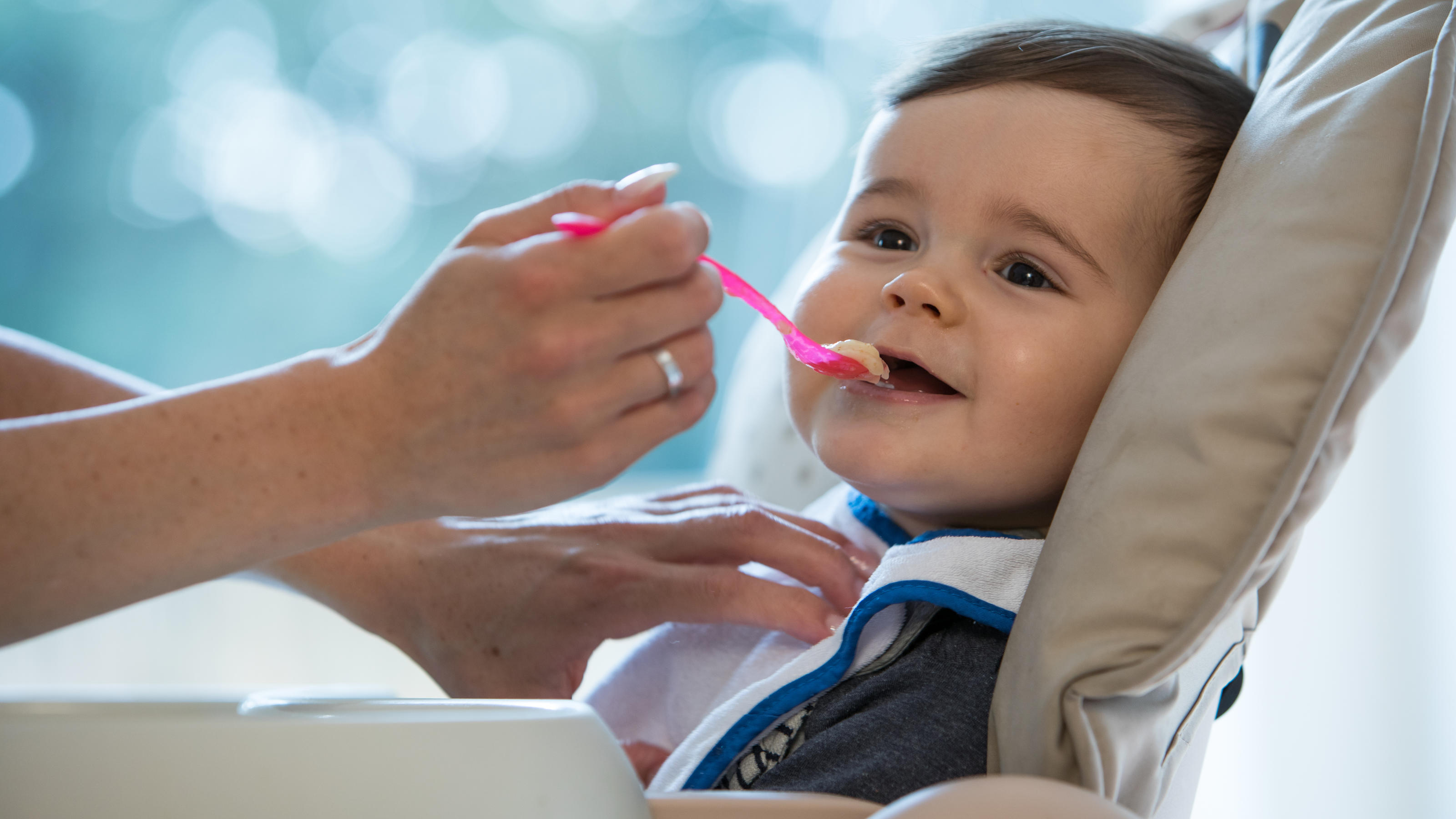 Baby wird mit Brei gefüttert