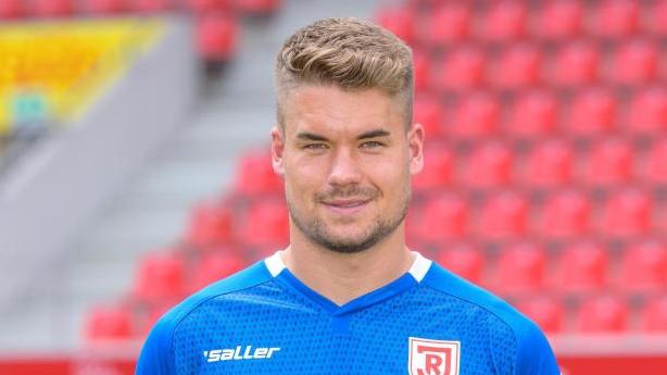 Alexander Meyer, Torwart vom SSV Jahn Regensburg datet die Ex-Bachelorette.