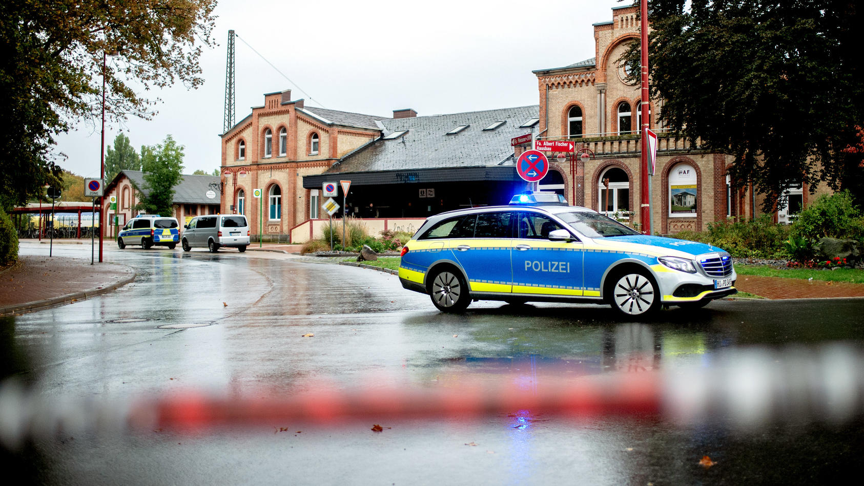 27.09.2019, Niedersachsen, Elze: Ein Fahrzeug der Polizei steht vor dem Bahnhof. Nach der tödlichen Attacke auf eine Frau in Göttingen sucht die Polizei in Niedersachsen weiter nach dem Tatverdächtigen. Bei der Fahndung nach dem mutmaßlichen Mörder k