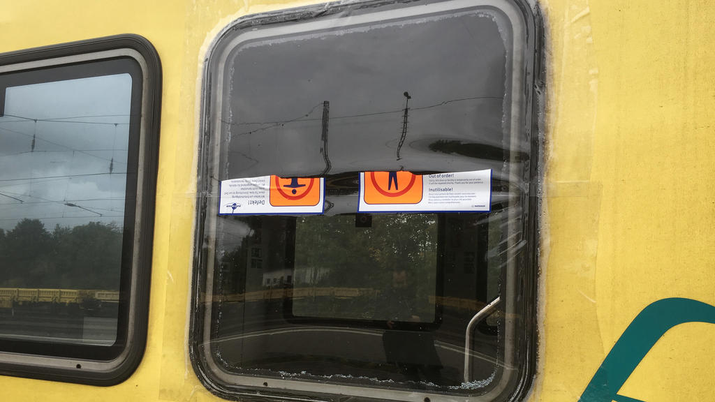 27.09.2019, Niedersachsen, Elze: Das Fenster eines Zuges, aus dem der mutmaßliche Mörder von Göttingen geflüchtet sein soll. Auf der Suche nach dem mutmaßlichen Mörder ist in Elze bei Hildesheim ein Zug gestoppt worden, der Verdächtige konnte flüchte