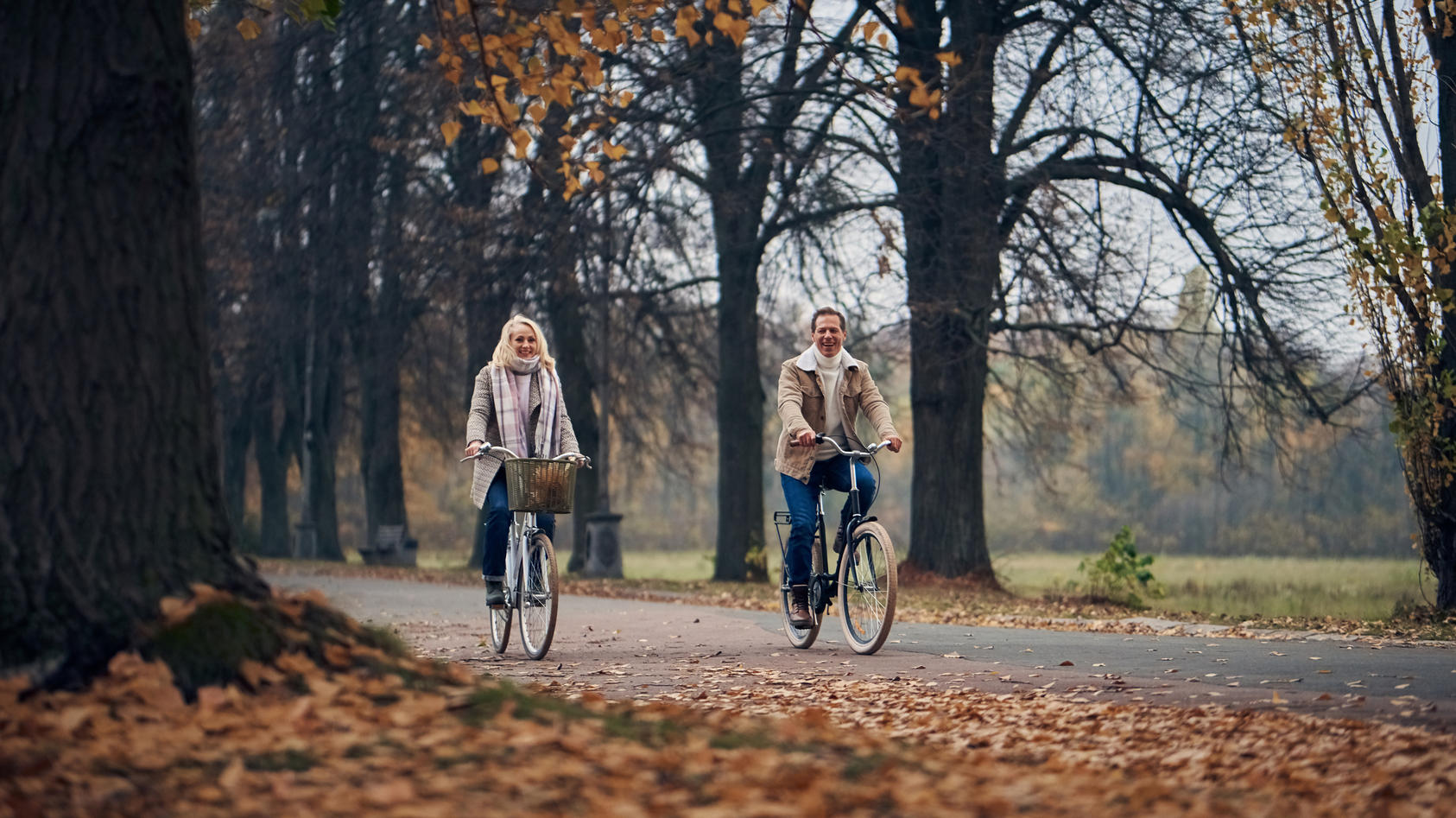 Paar fährt Rad im Park