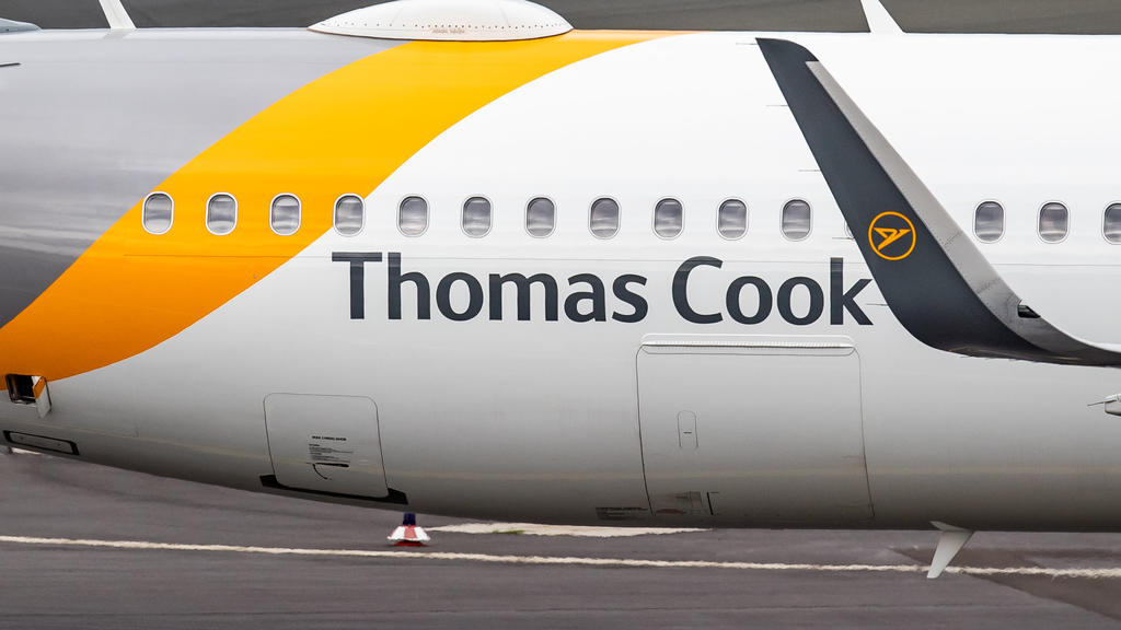 25.09.2019, Nordrhein-Westfalen, Düsseldorf: Eine Maschine der Fluggesellschaft Thomas Cook rollt über das Vorfeld am Düsseldorfer Flughafen. Der Ferienflieger Condor, eine Tochter des insolventen britischen Reisekonzerns Thomas Cook, hatte am Dienst