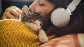 Frau schmust mit Katze