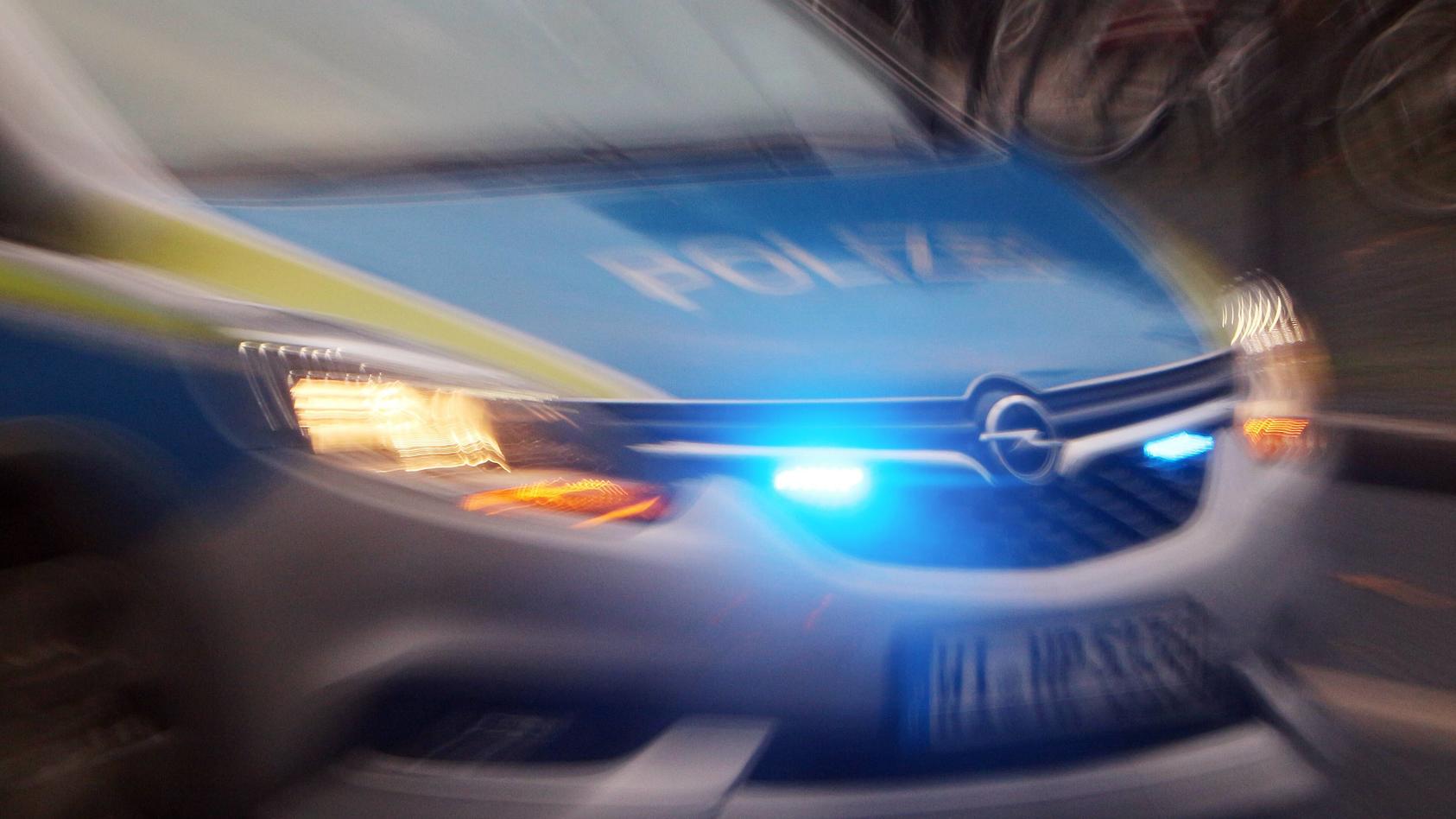 Einsatzwagen der Polizei mit eingeschaltetem Blaulicht bei einem Einsatz in Frankfurt