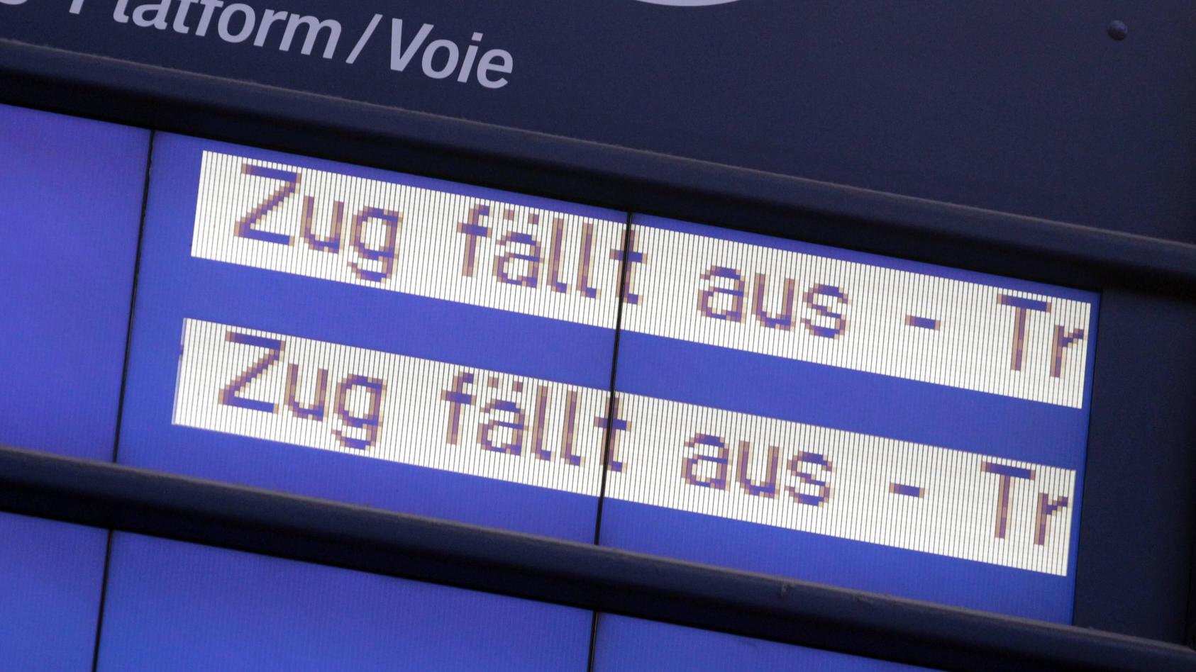 Orkantief Felix sorgte auch am Sonntag fuer Zugausfaelle am Hauptbahnhof Frankfurt: Anzeigetafel mit Schriftzug Zug faellt aus; Hessen; Deutschland  