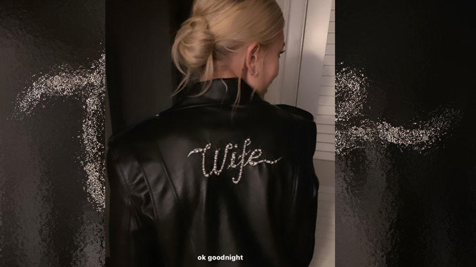 Hailey Bieber trägt eine Lederjacke mit der Bestriftung "Wife" - "Ehefrau".