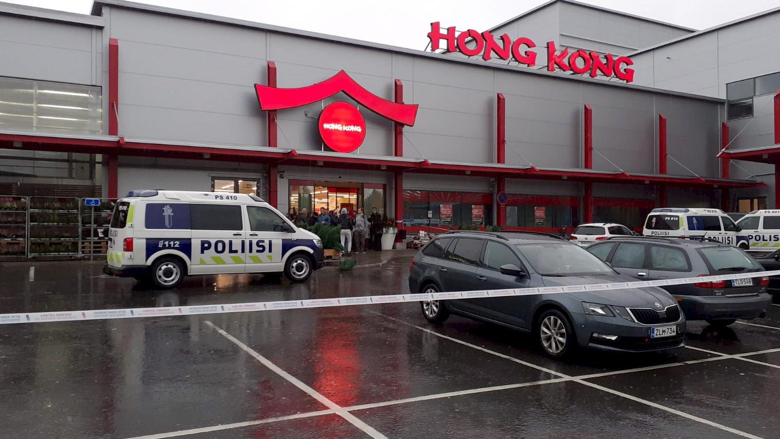 01.10.2019, Finnland, Kuopio: Ein Polizeifahrzeug steht vor einem Einkaufzentrum. Bei einem gewalttätigen Vorfall in einer in einem Einkaufszentrum liegenden Berufsschule hat es einen Toten gegeben. Foto: Jaakko Vesterinen/Lehtikuva/dpa +++ dpa-Bildf