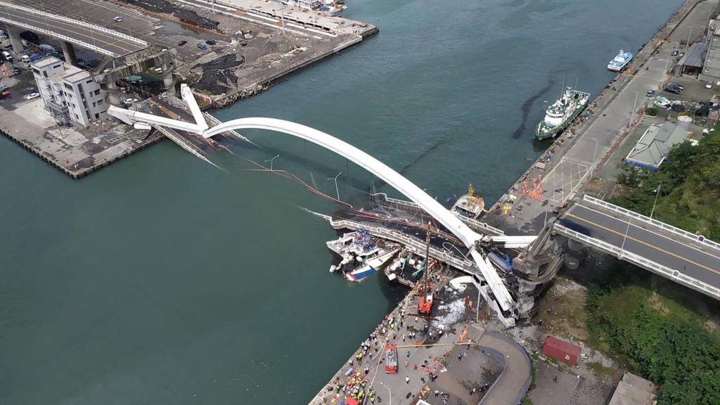 HANDOUT - 01.10.2019, Taiwan, Nanfangao: Dieses von der Nationalen Feuerwehr Taiwan zur Verfügung gestellte Foto zeigt in einer Luftaufnahme den Blick auf eine eingestürzte Brücke. Taifun «Mitag» hat in Taiwan eine Brücke einstürzen lassen und auch w