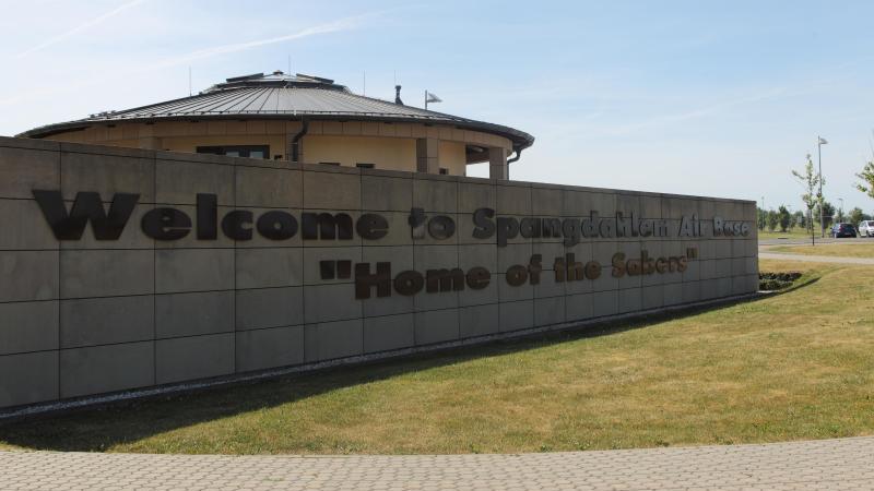 "Welcome to Spangdahlem" steht auf der Außenmauer des US-Luftwaffenstützpunktes Spangdahlem. Foto: Thomas Frey/dpa