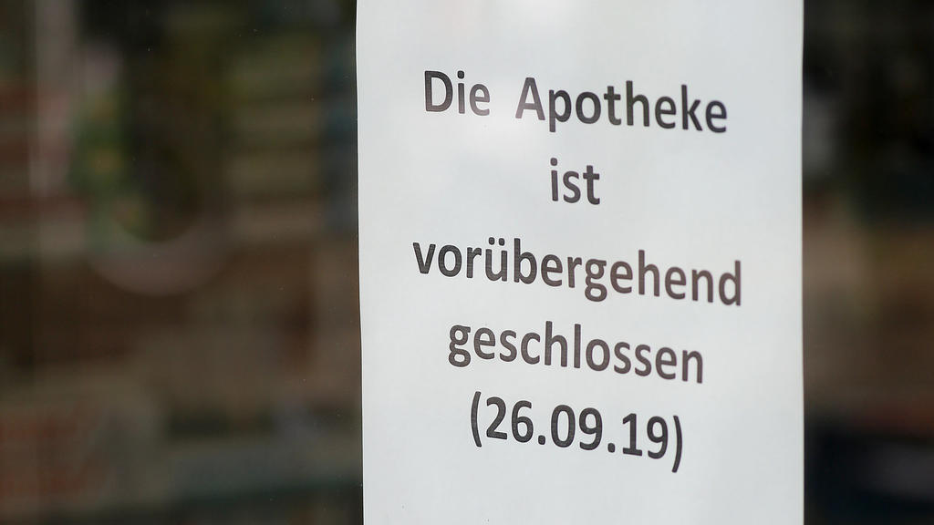 26.09.2019, Nordrhein-Westfalen, Köln: Ein Schild "Die Apotheke ist vorübergehend geschlossen" hängt in der Tür der Heilig-Geist Apotheke. Nach zwei Todesfällen durch eine vergiftete Arznei haben die Behörden die sofortige Schließung von drei Apothek