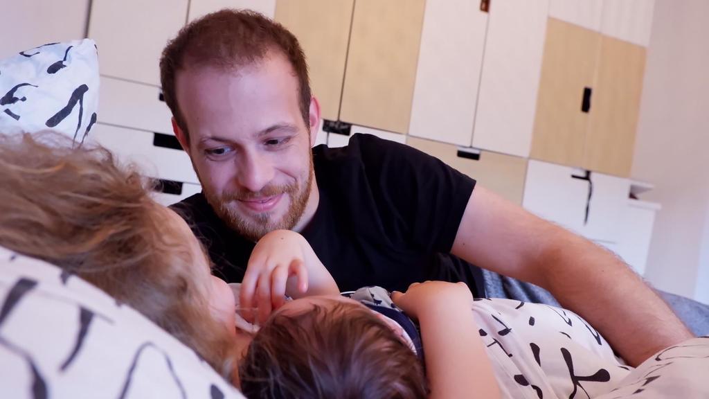 Patrick Müller mit seiner Tochter Loki und seinem kleinen Sohn.