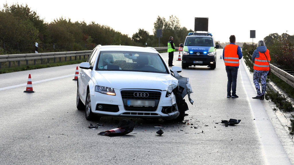 02.10.2019, Mecklenburg-Vorpommern, Tessin: Ein beschädigtes Auto steht nach einem Auffahrunfall auf der Autobahn A20 bei Tessin. Der Unfall kam durch eines von zwei entlaufenen Zirkus-Zebras zustande. Das Zebra war mit einem Artgenossen in der Nacht