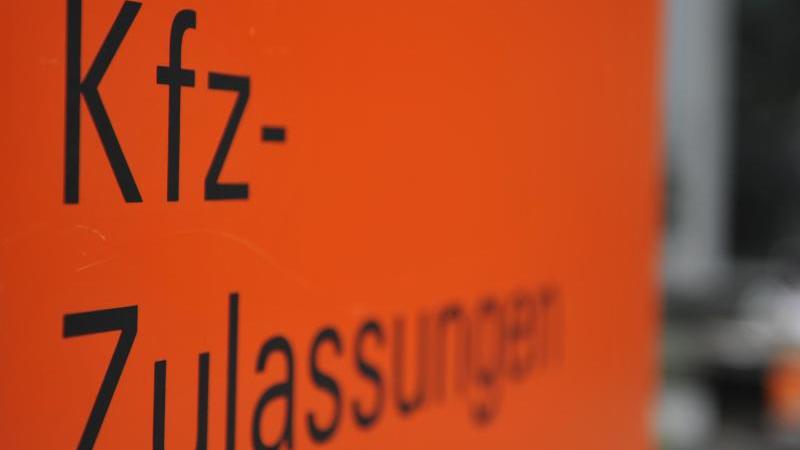 Ein Schild mit der Aufschrift "KFZ-Zulassungen". Foto: Marc Müller/dpa