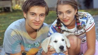 Emily (Anne Menden) und ihr Bruder Philip (Jörn Schlönvoigt) Höfer mit ihrem Hund Gonzo.