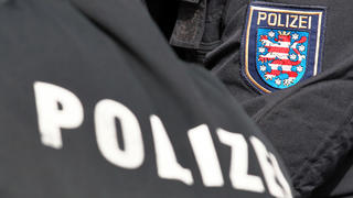 Der Schriftzug "Polizei" und das Logo von Thüringen stehen am Dienstag (10.04.2012) auf den Uniformen von zwei Polizeibeamten in Markkleeberg (Leipzig). Foto: Jan Woitas | Verwendung weltweit