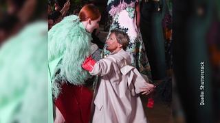 Schauspielerin Lauren Hutton stürzt auf dem Catwalk bei der Pariser Fashion Week.