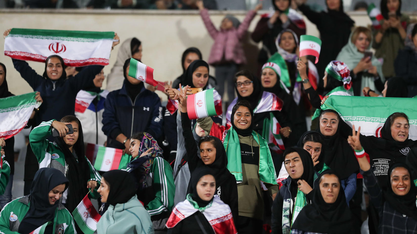 Iran Frauen Durfen Erstmals Nach 40 Jahren Wieder Ins Fussball Stadion