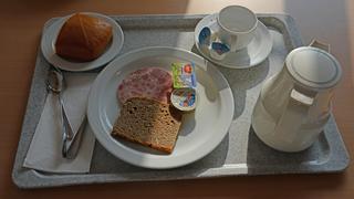 Ein Tablett mit Abendessen, serviert in einer Herzklinik in Bad Krozingen (Baden-Wuerttemberg) am 30.6.2013 | Verwendung weltweit