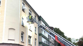 04.10.2019, Nordrhein-Westfalen, Essen: Einsatzkräfte der Feuerwehr sind vor einem Haus im Einsatz, in dem in einer  Wohnung nach einer mutmaßlichen Explosion zwei Tote entdeckt wurden. Drei weitere Menschen seien am frühen Freitagabend unverletzt aus dem Gebäude geholt worden, sagte eine Polizeisprecherin. Das Haus in der Nähe des Hauptbahnhofs sei unbewohnbar.  Neben zahlreichen Rettungskräften sei auch die Kripo vor Ort und habe die Ermittlungen übernommen. Foto: Stephan Witte/KDF-TV & Picture/dpa +++ dpa-Bildfunk +++