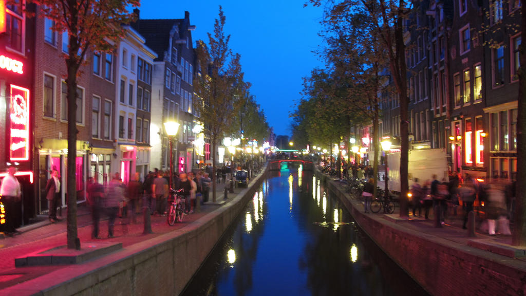 Stadtansicht von Amsterdam, hier abendliche Aufnahme einer Gracht im Rotlichtviertel der Stadt, aufgenommen am 28.04.2011. Foto: Soeren Stache | Verwendung weltweit